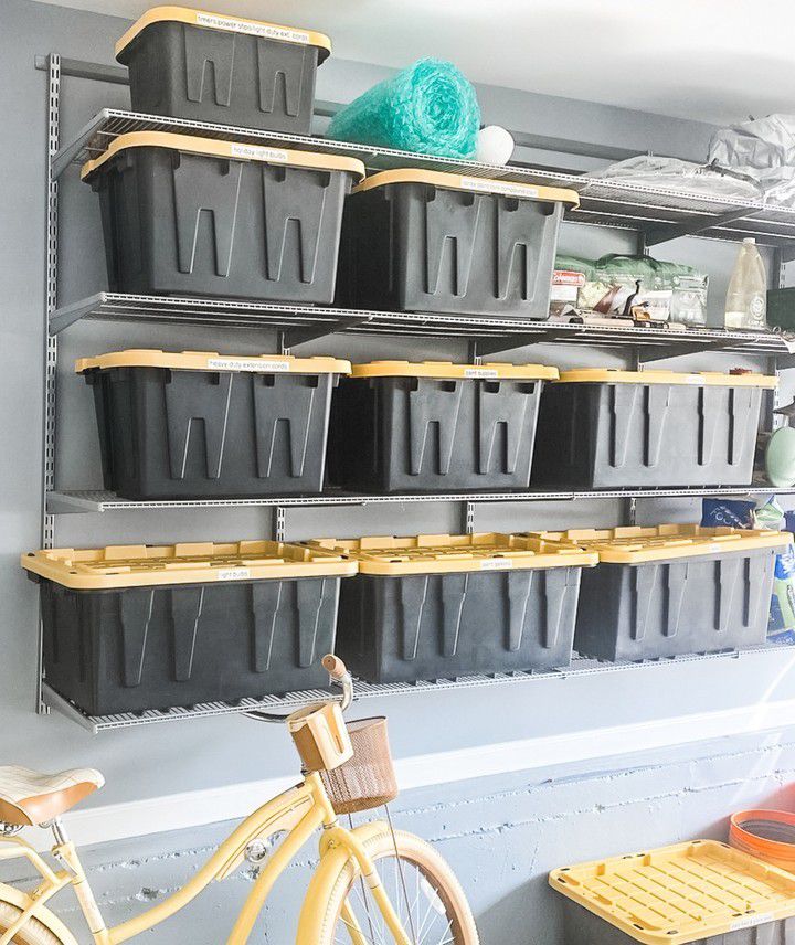 Contêineres de armazenamento para serviços pesados em prateleiras de metal em uma garagem