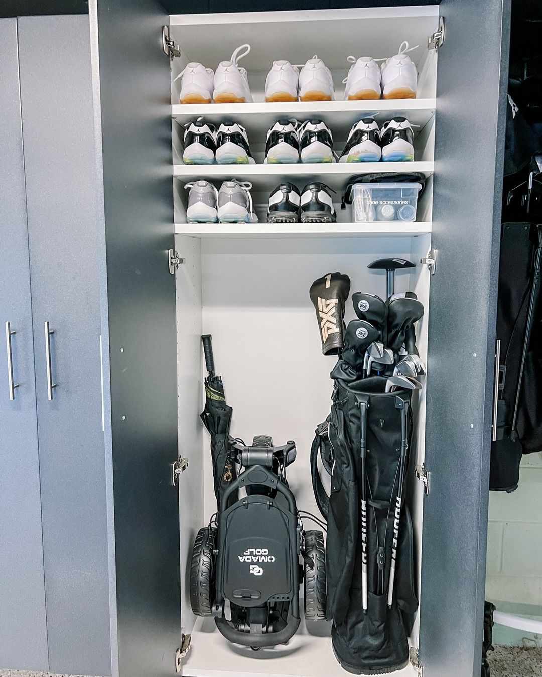 Equipamento de golfe armazenado em um armário de garagem