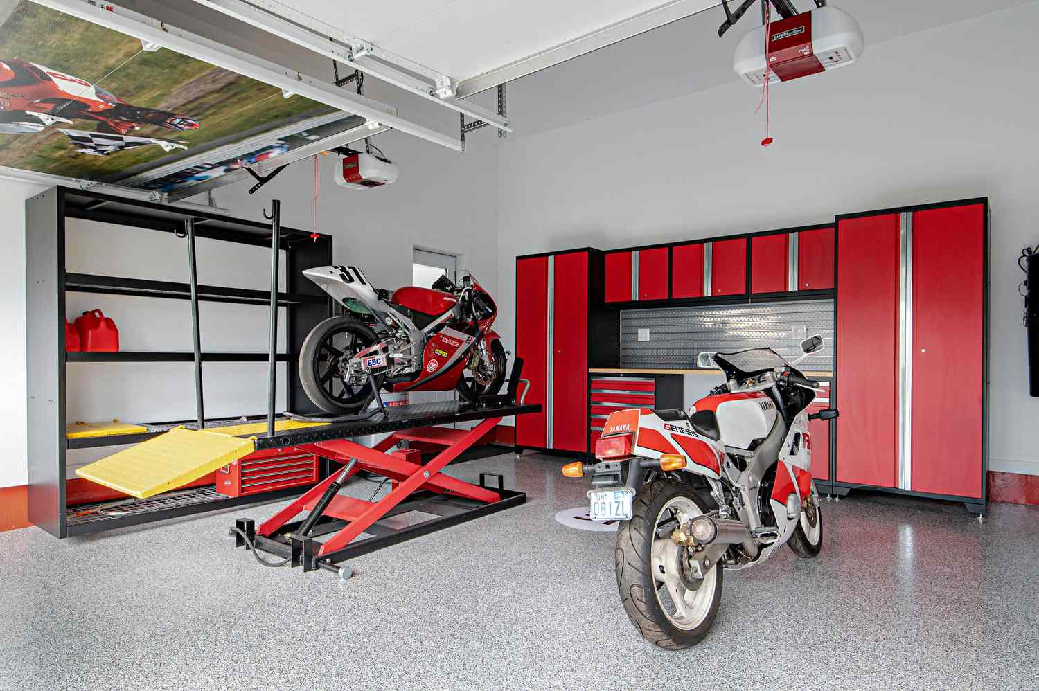 In einer Garage abgestellte Motorräder