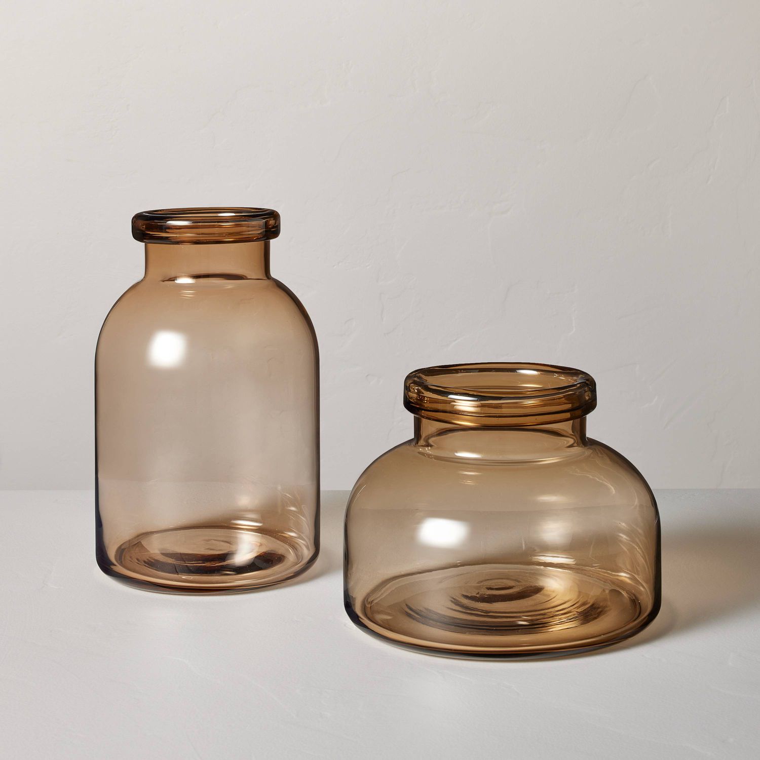 Brauner Glaskrug und Vase