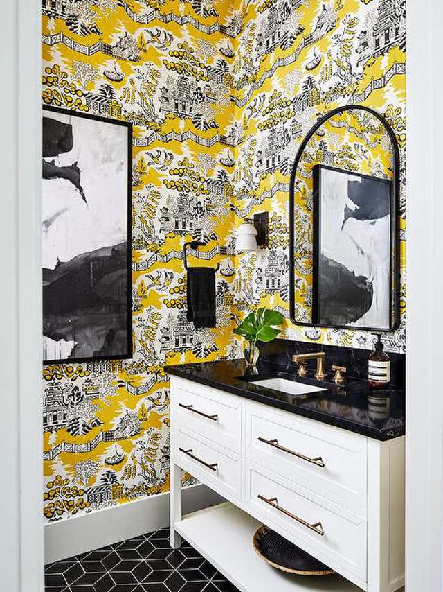 Gelb-schwarzes Badezimmer mit Chinoiserie-Tapete 