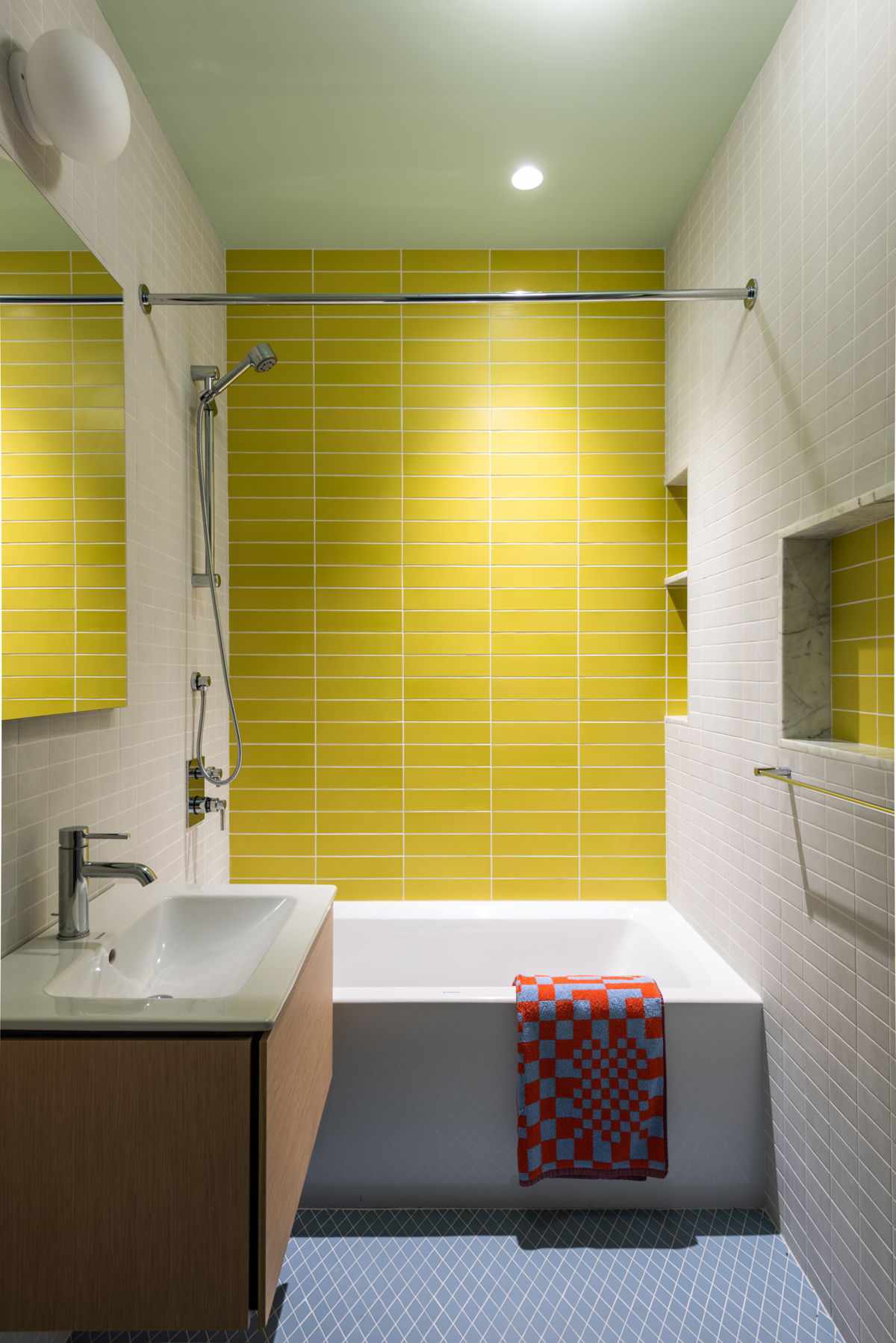 Baño amarillo moderno con azulejos amarillos apilados 