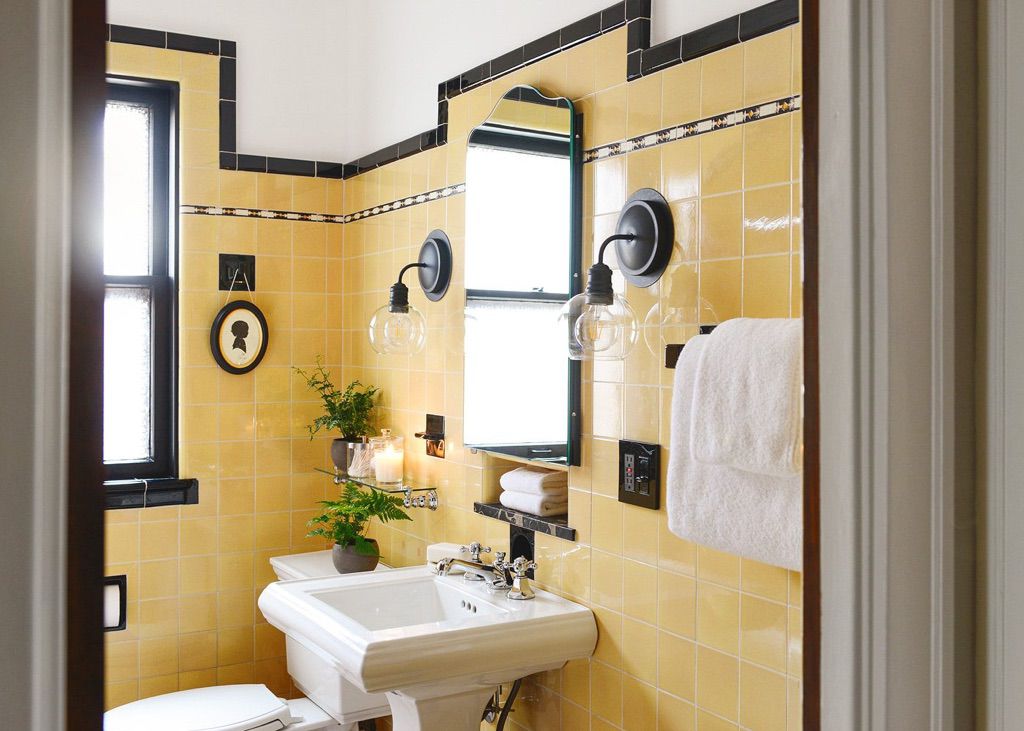 Baño de azulejos vintage amarillo pálido y negro 