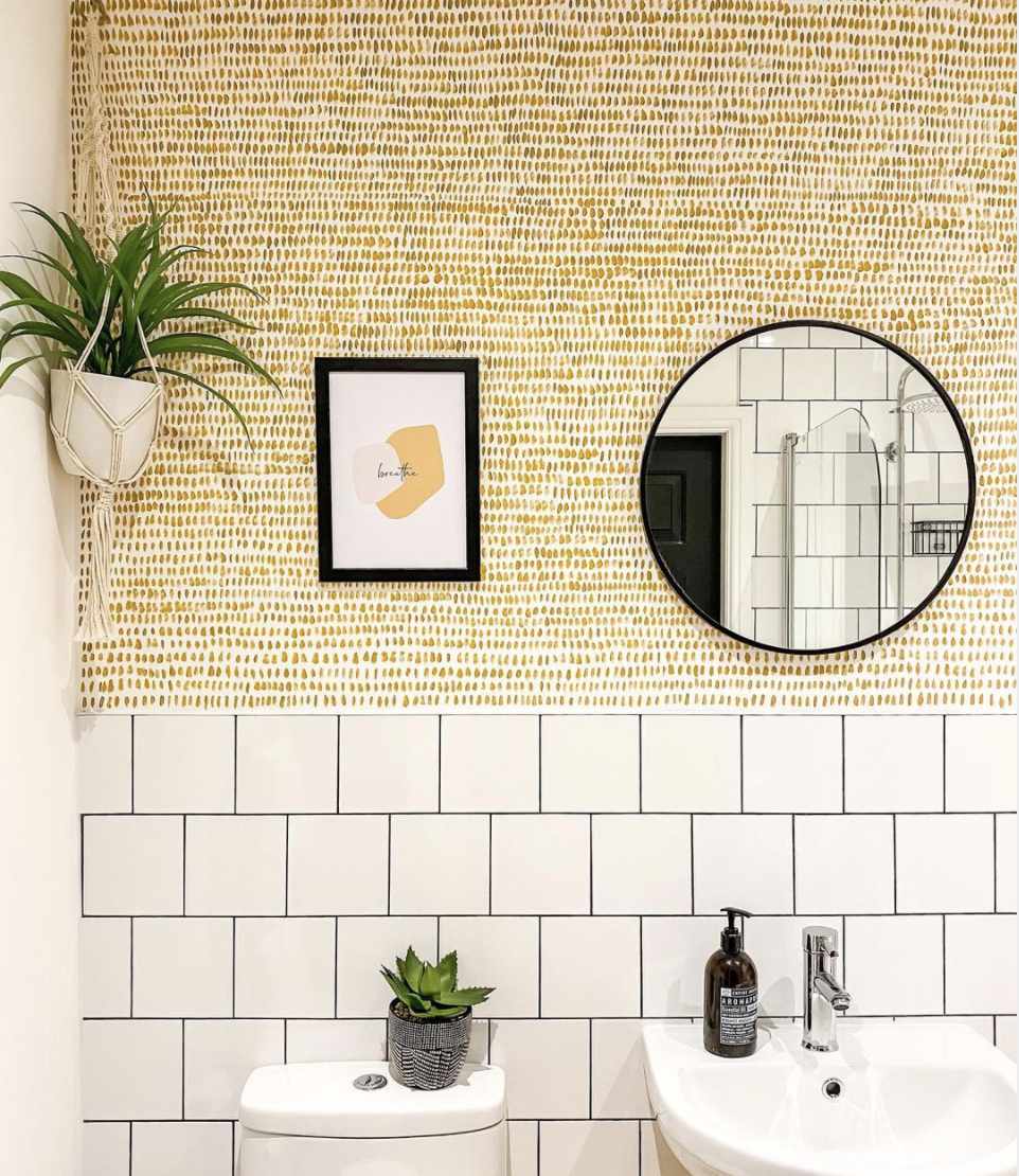 Badezimmer mit halb quadratischen Subway-Fliesen halb gelber Punktmusterwand