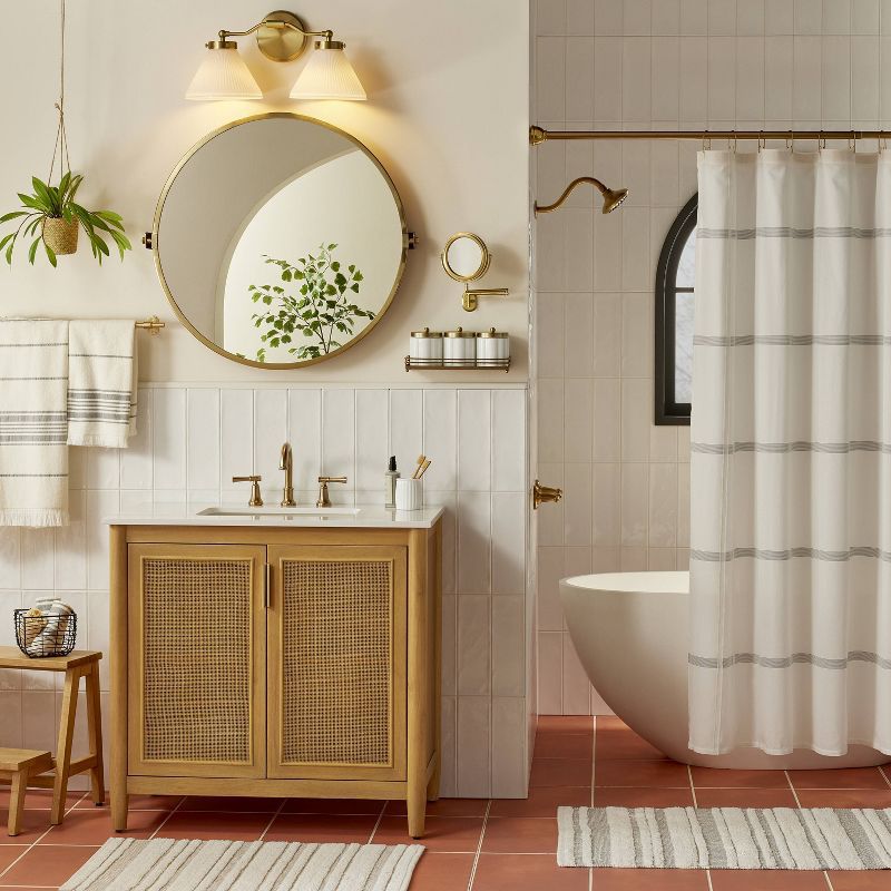 Badezimmer mit goldenen Armaturen