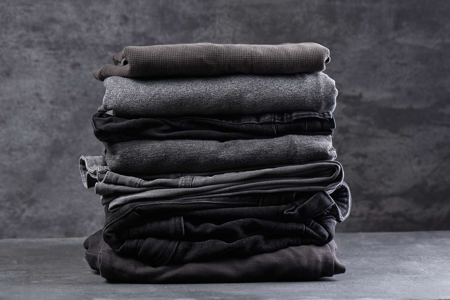 Stapel schwarz-grauer Jeans