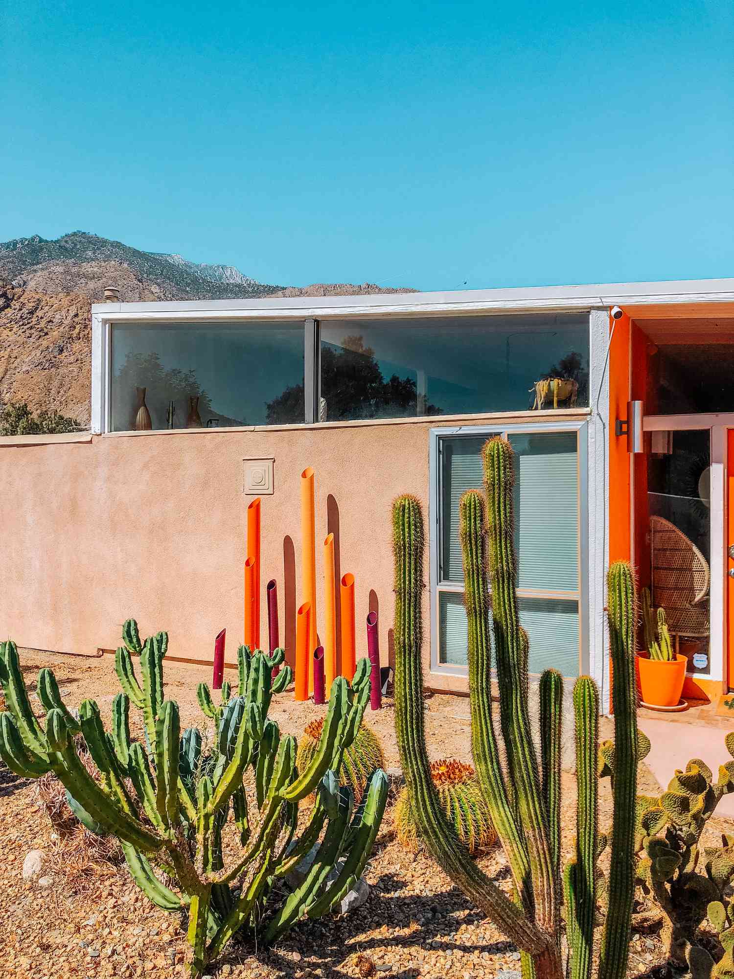 casa colorida no deserto de meados do século