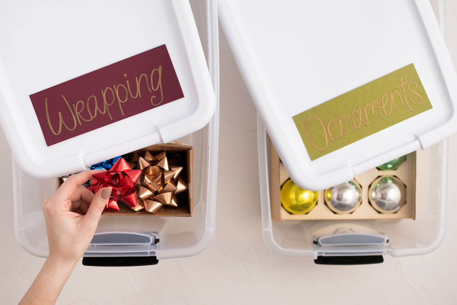 Kunststoffbehälter mit Etiketten zur Aufbewahrung von Weihnachtsdekorationen