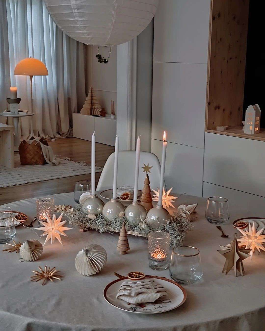 Un centro de mesa con adornos de temática invernal