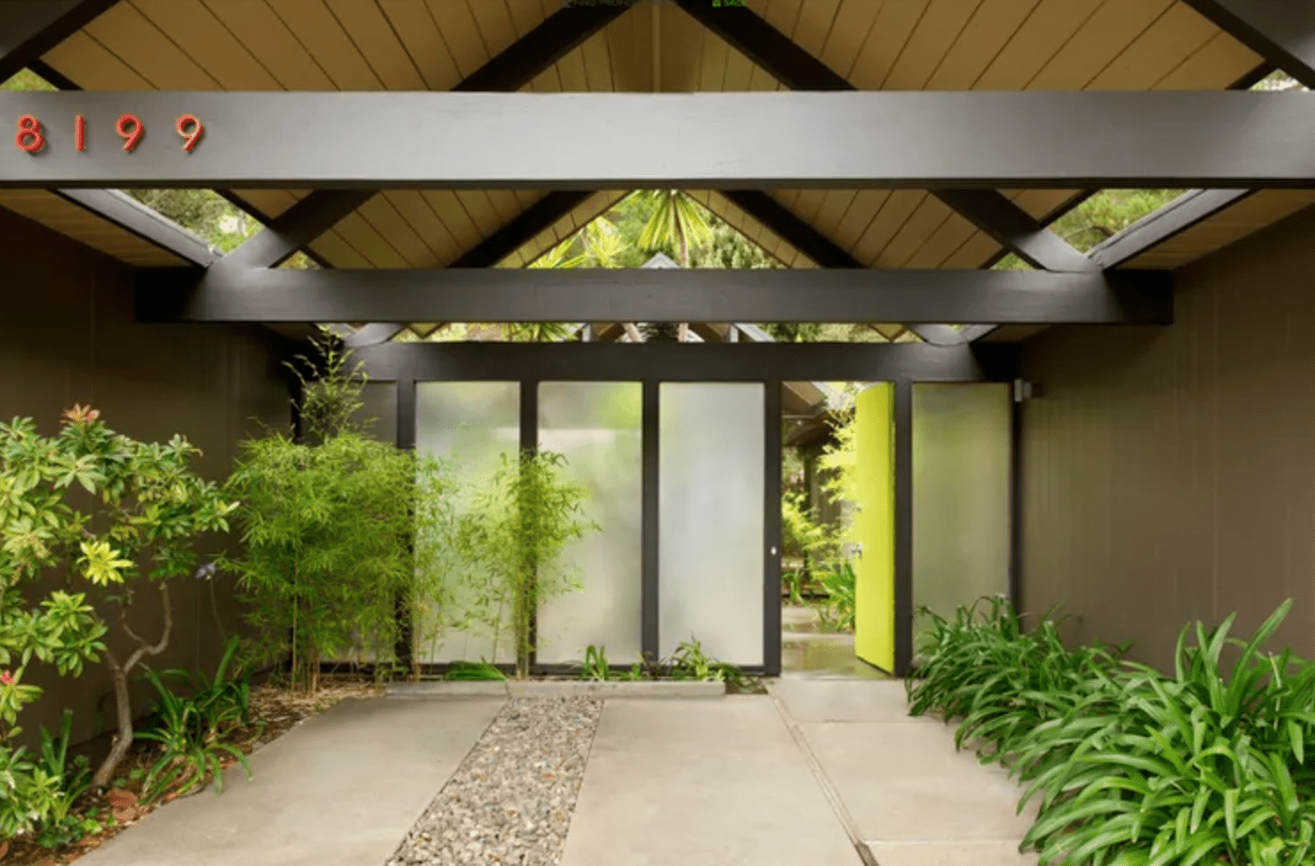 casa de meados do século com telhado em arco e plantas