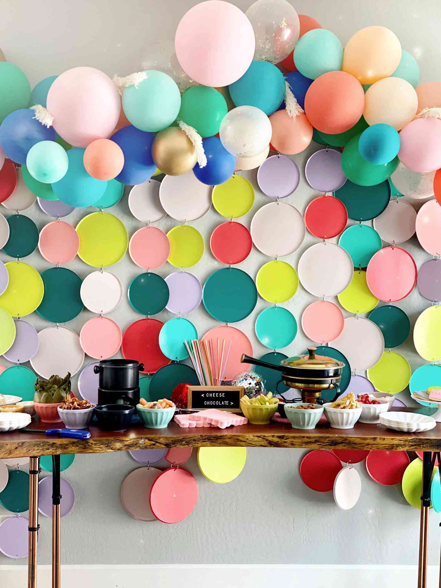 Un fondo de mesa de postres con confeti hecho con platos de papel
