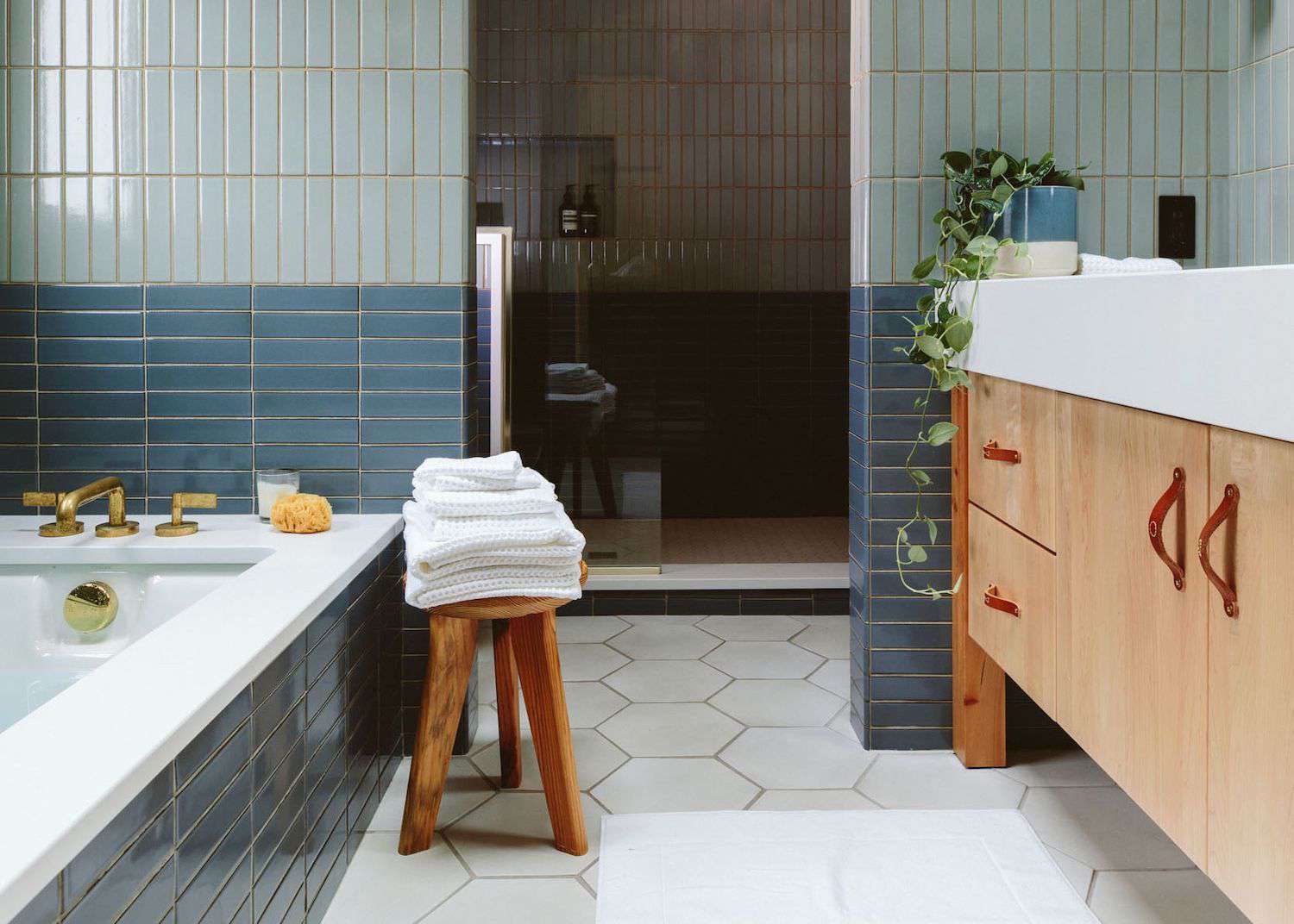 ideias de piso de banheiro hexagonal branco grande