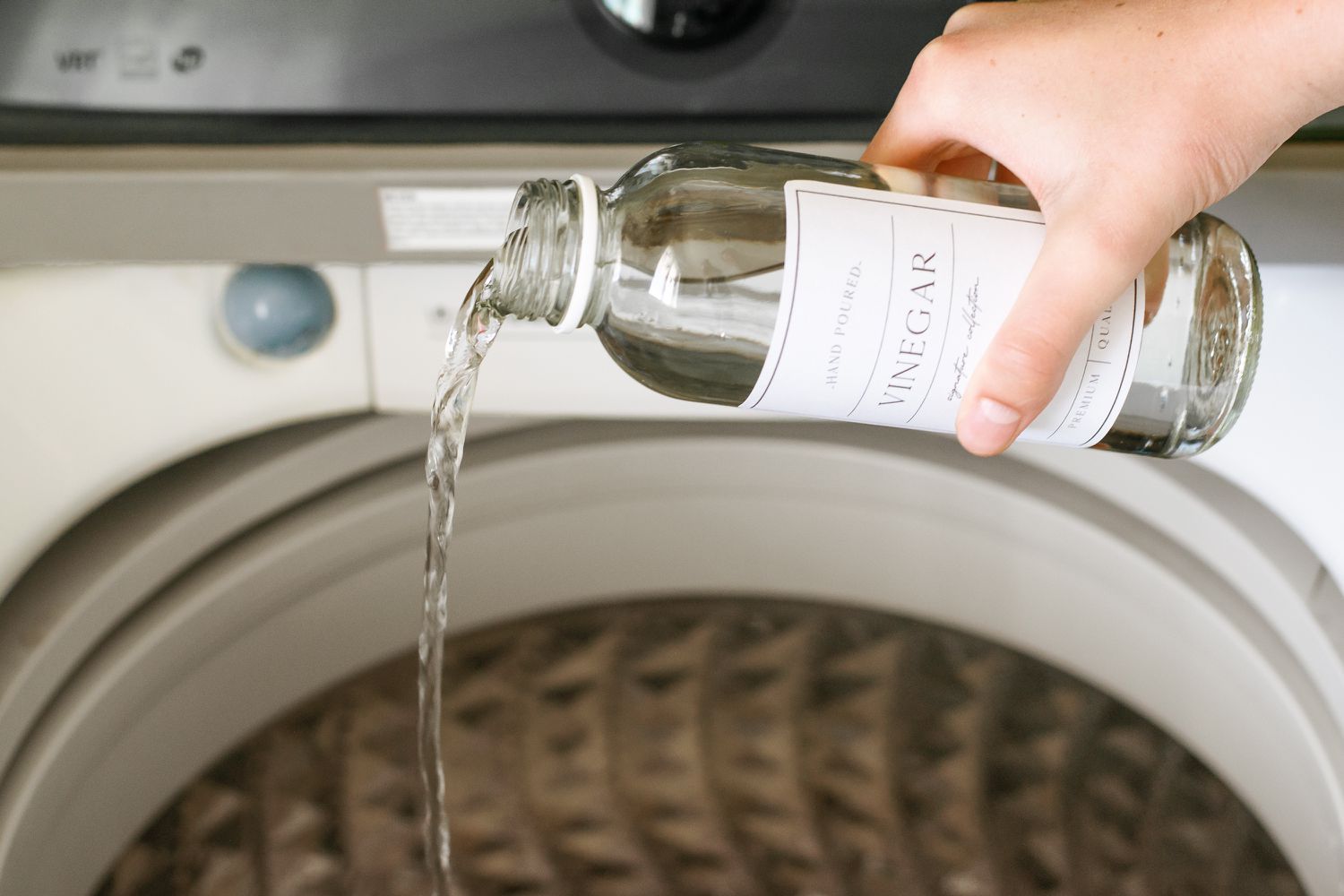 vinagre blanco destilado añadido a la lavadora para el segundo ciclo de lavado de pañales de tela