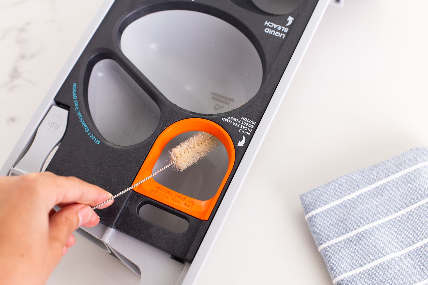 Dispensadores de lavadora limpiados a mano con cepillo pequeño de nylon naranja