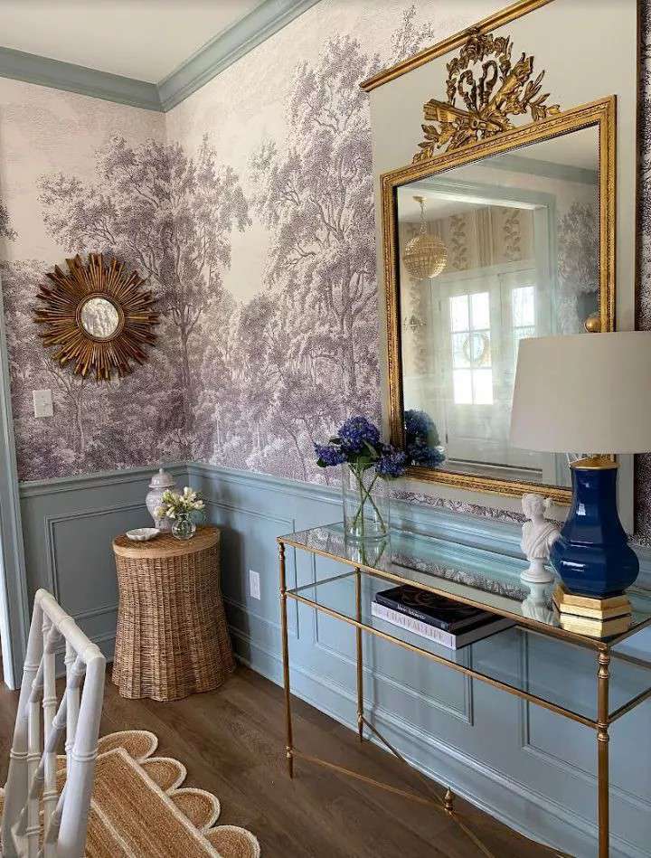 sala de estar com trilho de cadeira com papel de parede e detalhes em dourado
