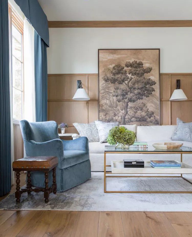 Uma sala de estar com painéis de parede de madeira