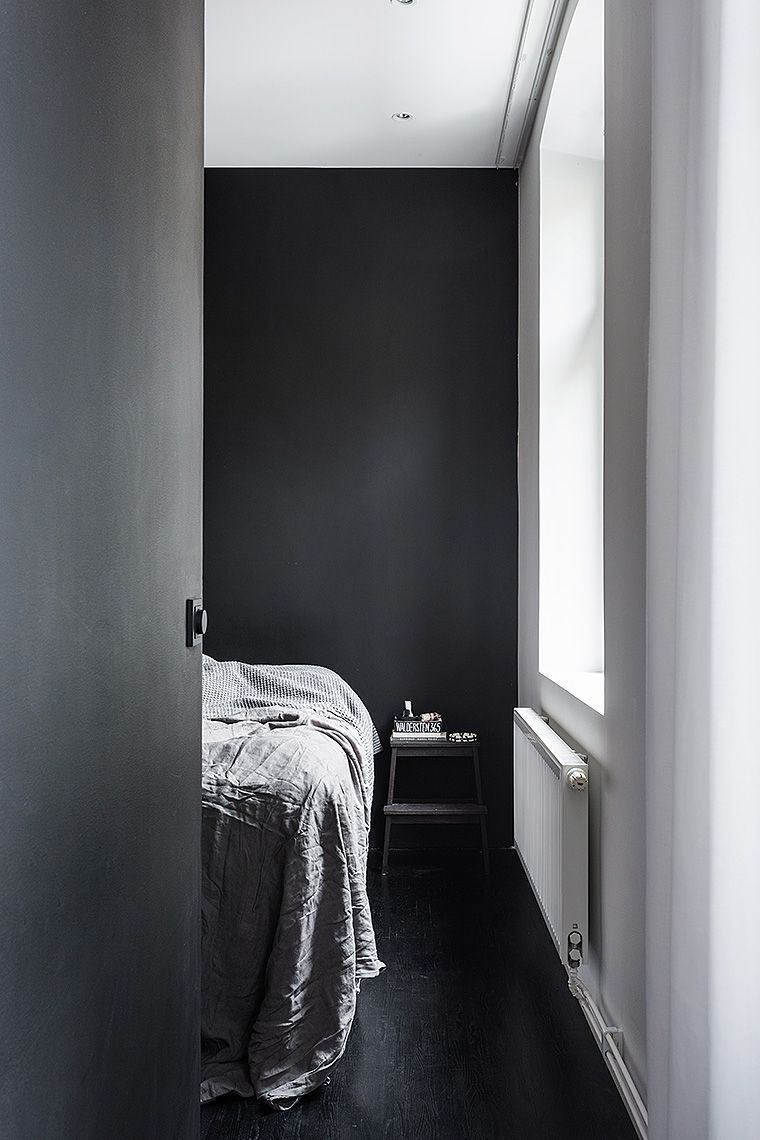 pared de acento negro dormitorio pequeño