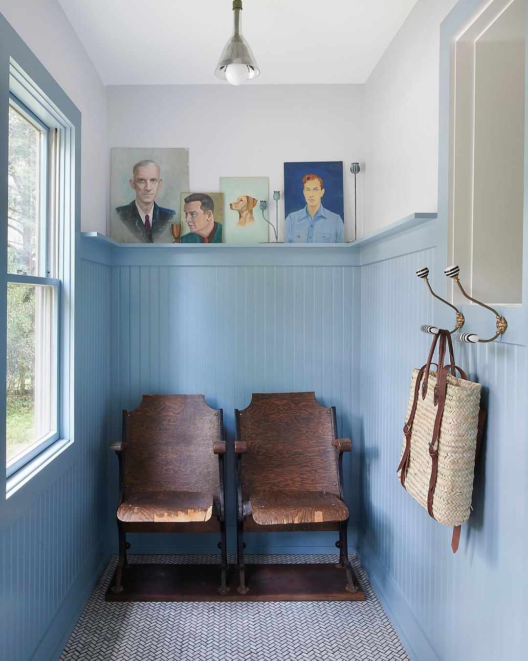 Un espace mudroom avec des œuvres d'art et des meubles vintage