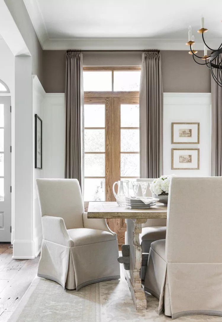 Uma sala de jantar marrom e branca