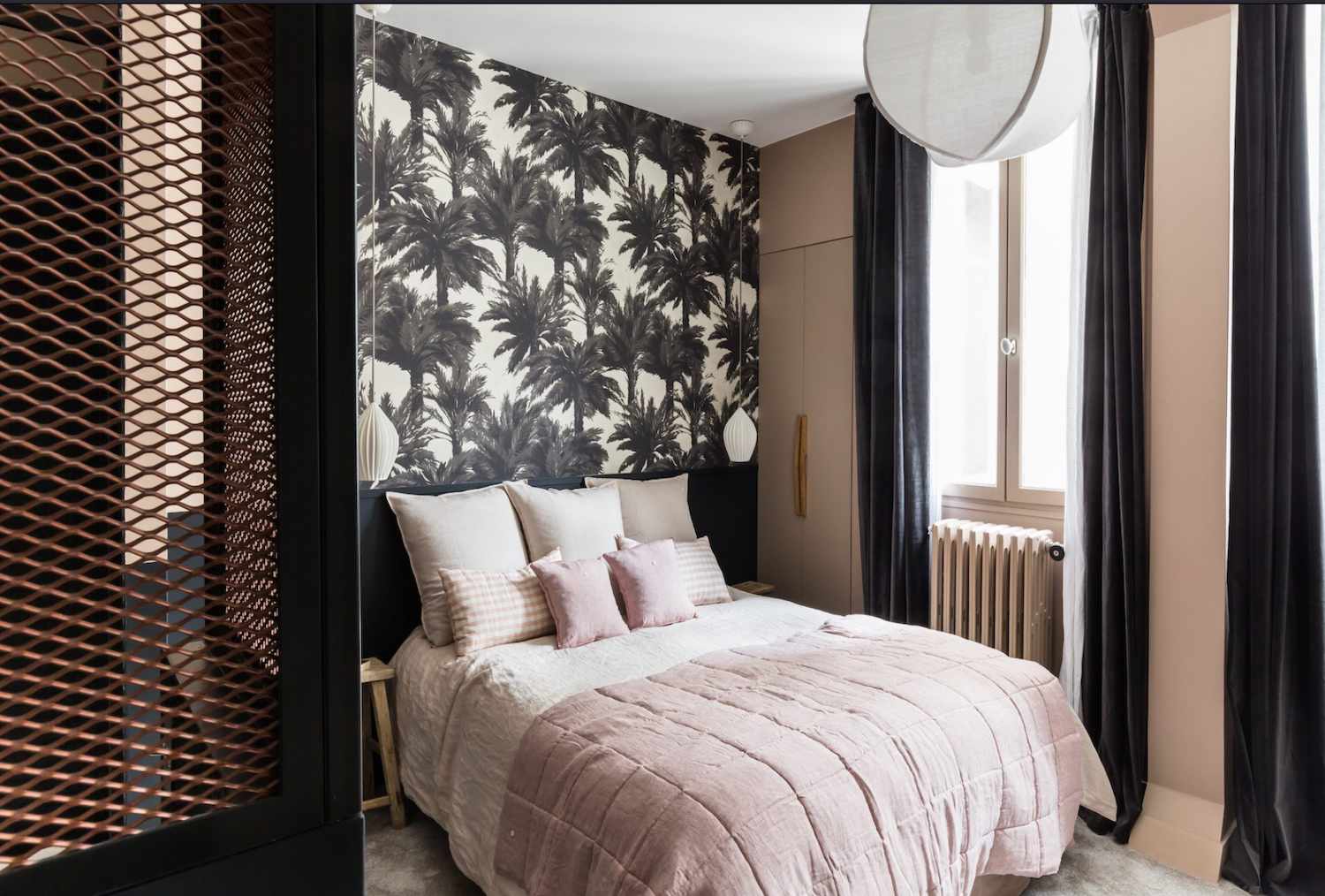dormitorio con paneles de madera negra y pared de acento de papel pintado