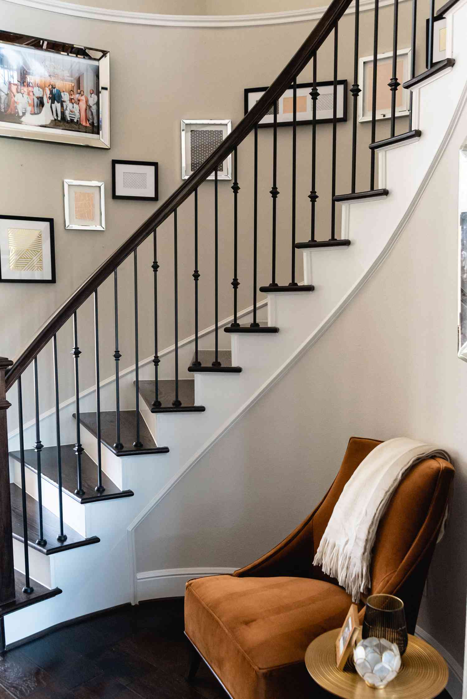 Una escalera curva con un elemento de pared de galería