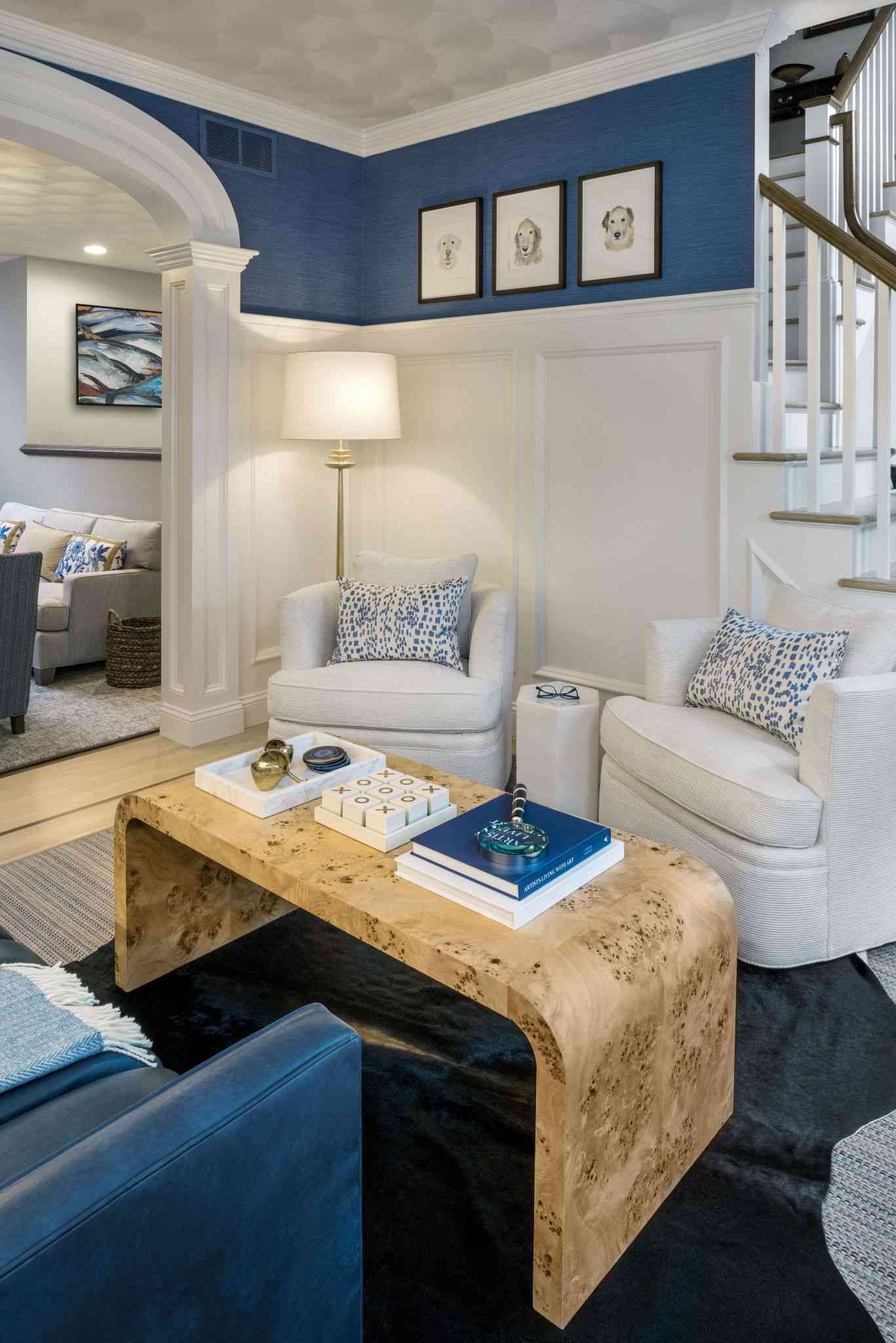 Stuhlschiene in einem Wohnzimmer mit blauen und weißen Wänden