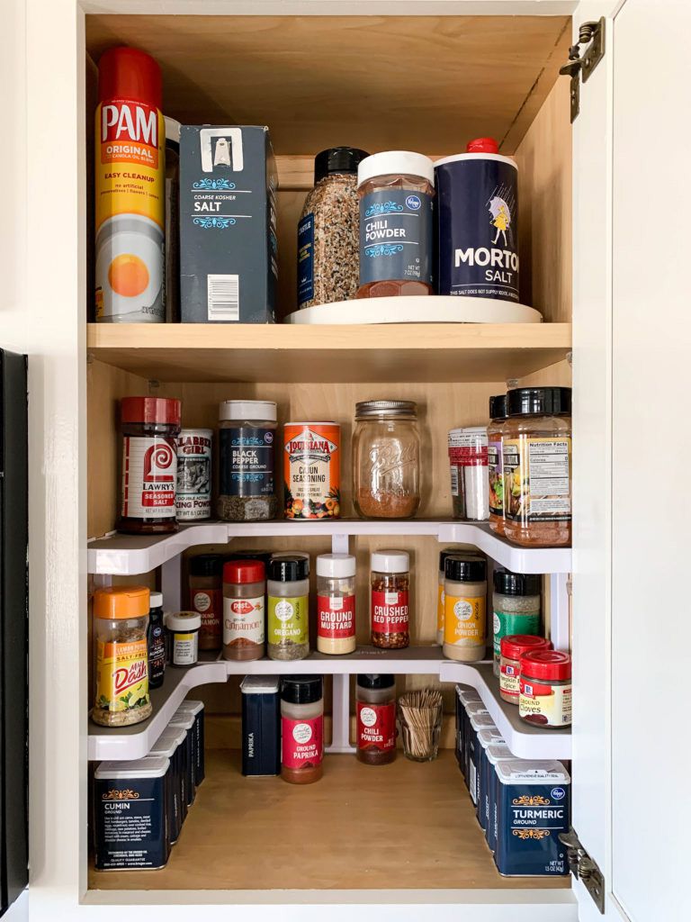 Une étagère à épices DIY à l'intérieur d'une armoire