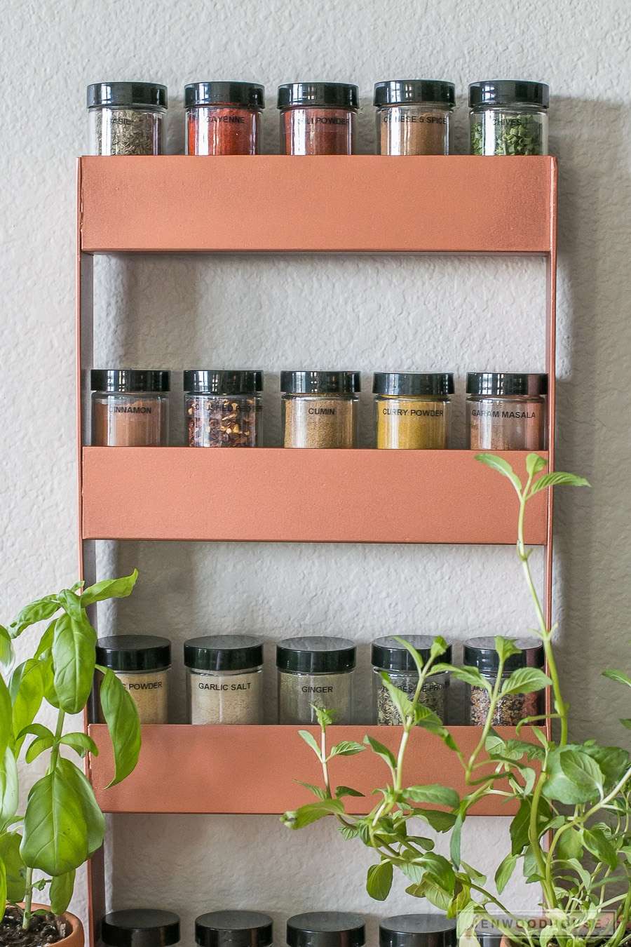 Une étagère à épices DIY en cuivre
