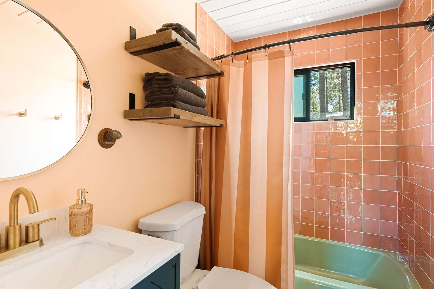 Banheiro rosa e verde de inspiração vintage