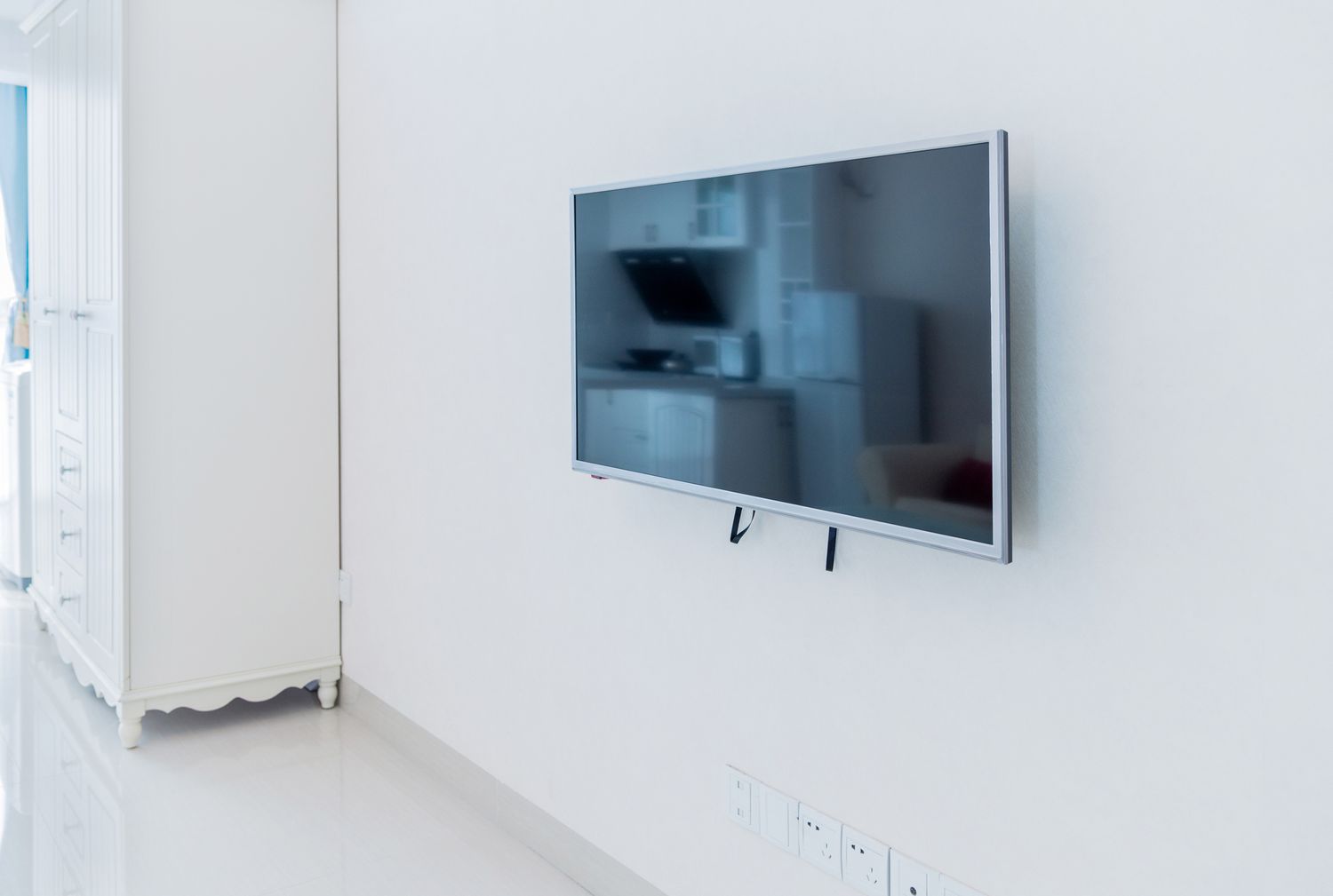 Ein an der Wand montierter Flachbildfernseher