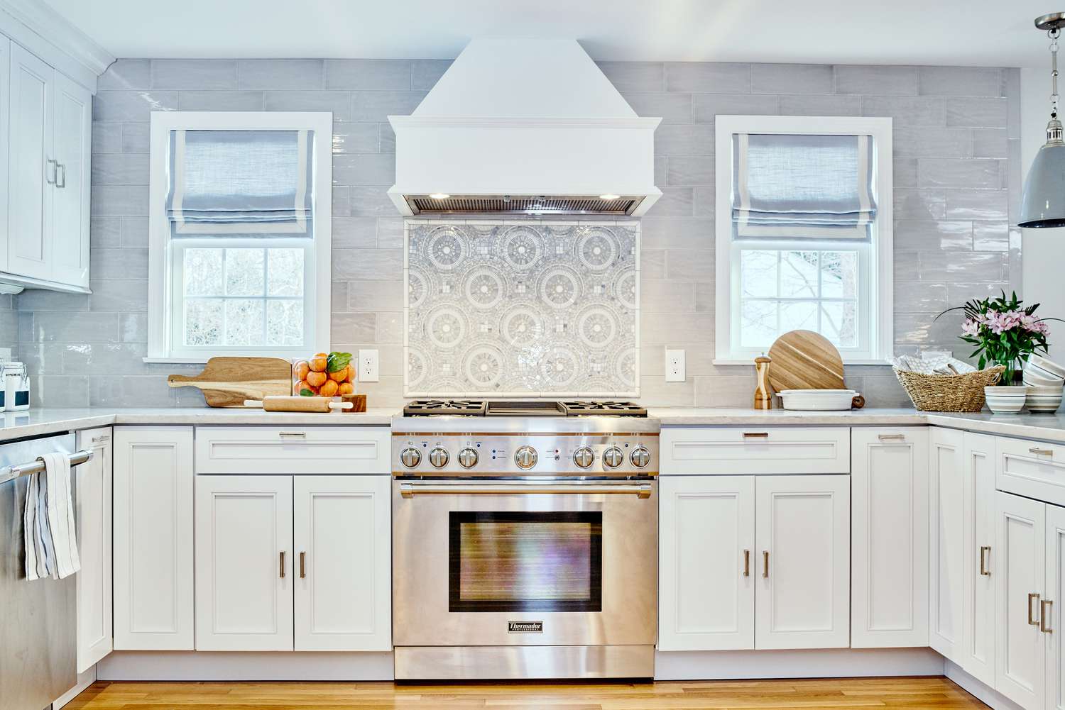 cozinha branca com backsplash cinza de azulejos