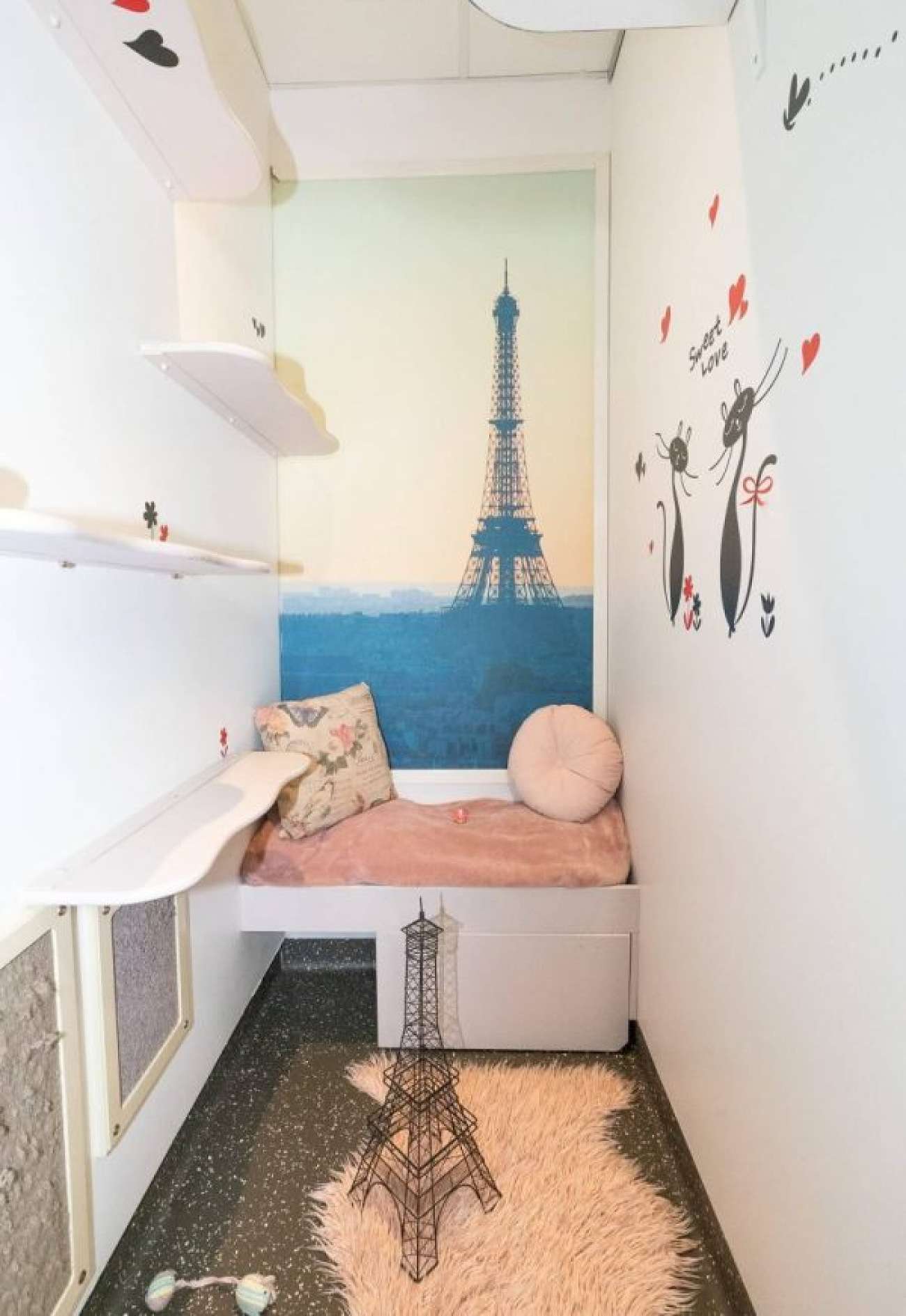 Dormitorio temático de París para gatos