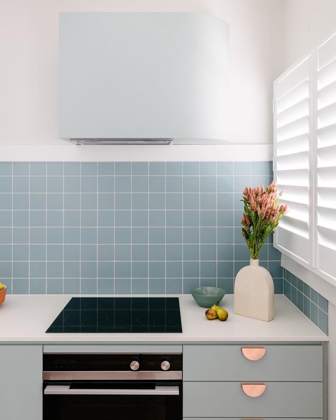 Azulejo de Aqua backsplash en cocina blanca con gabinetes de menta