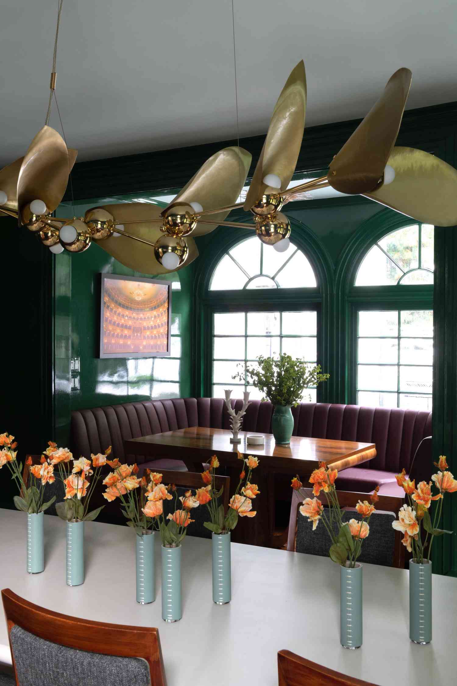 Smaragdgrüne Küche mit kastanienbrauner Sitzecke
