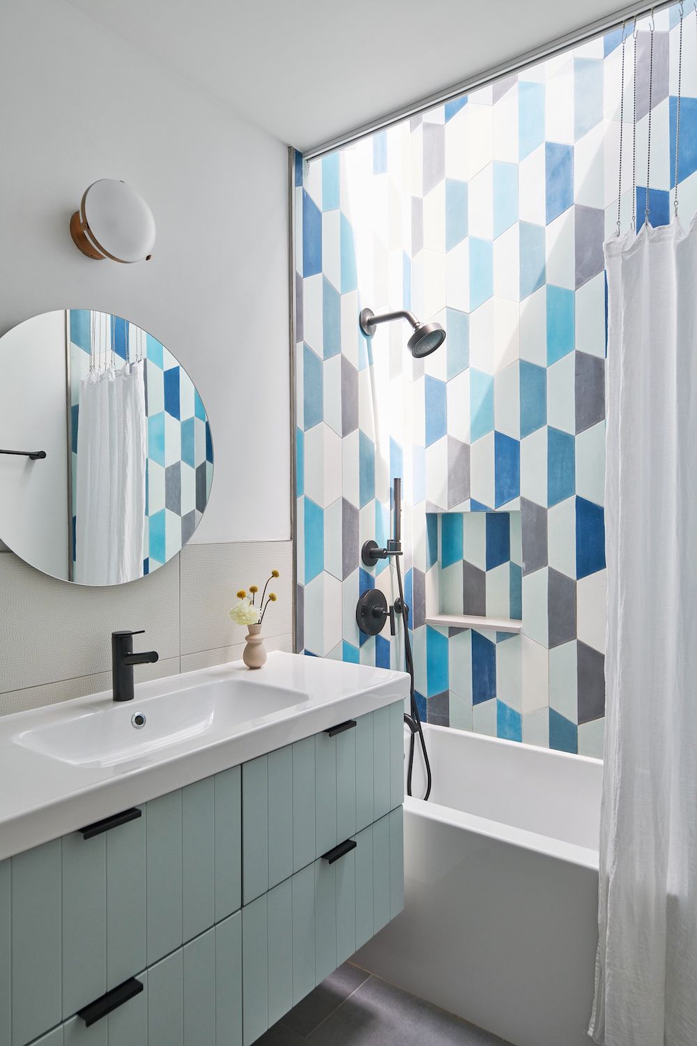ideias de azulejos geométricos para banheira