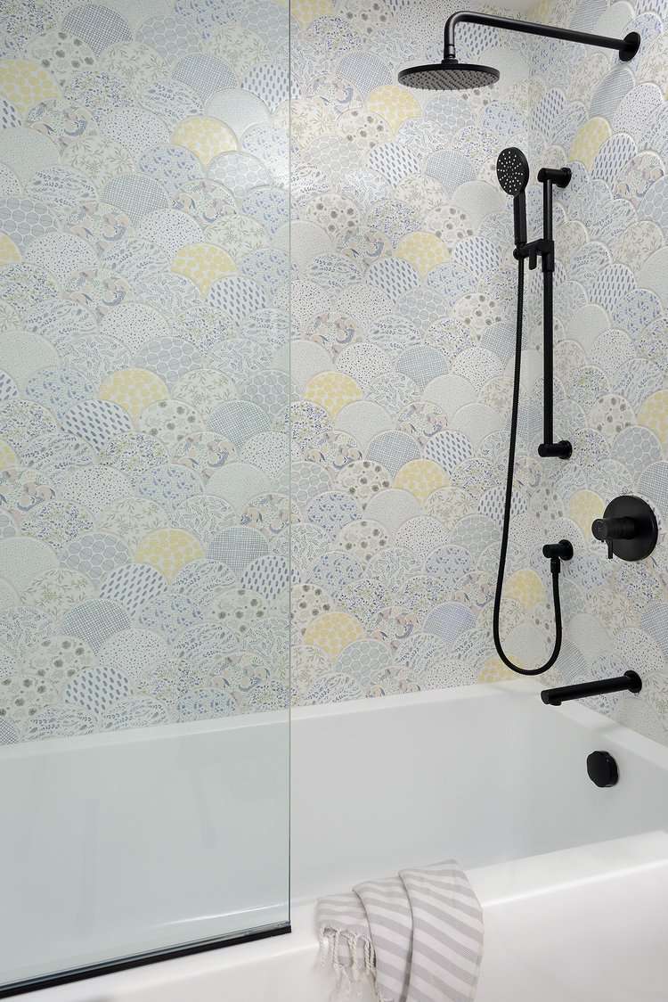 ideias de azulejos para banheira em patchwork