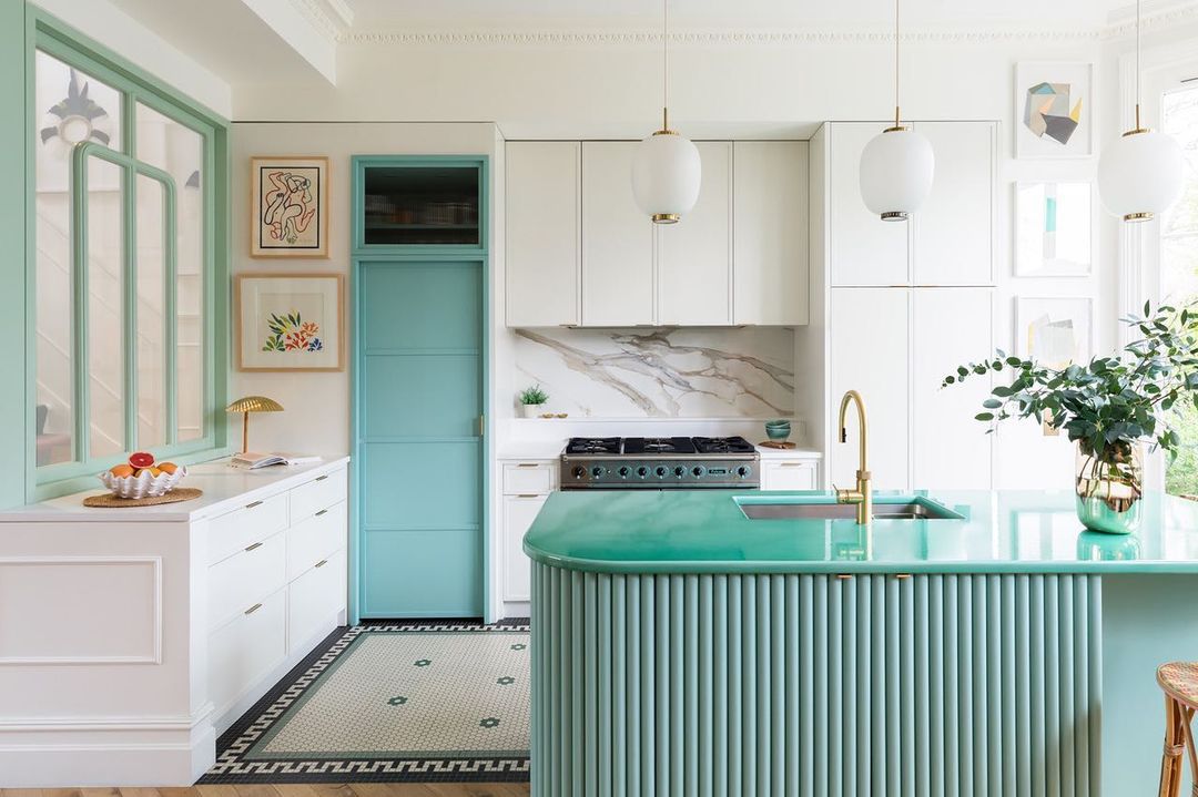 Leuchtend blaugrüne Art Deco Küche