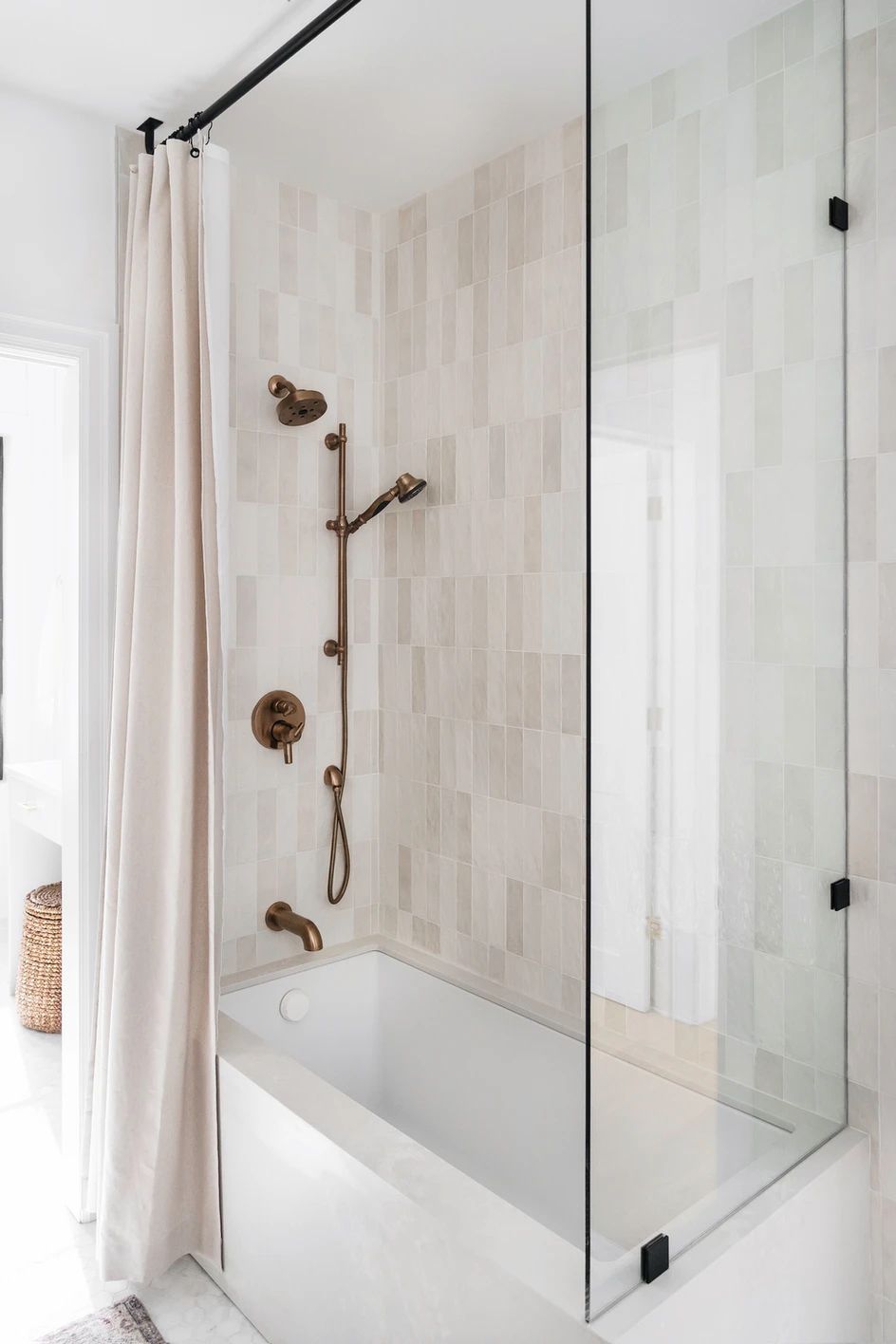 ideas para azulejos de bañera neutros
