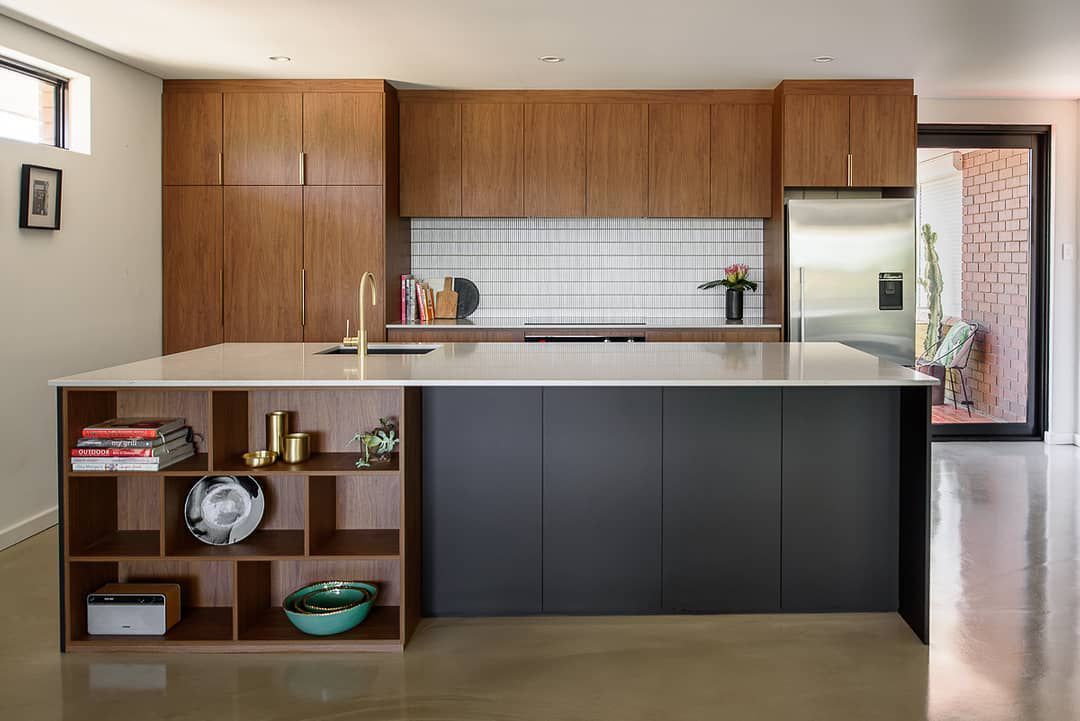 Peças Art Deco em uma cozinha com armários de madeira