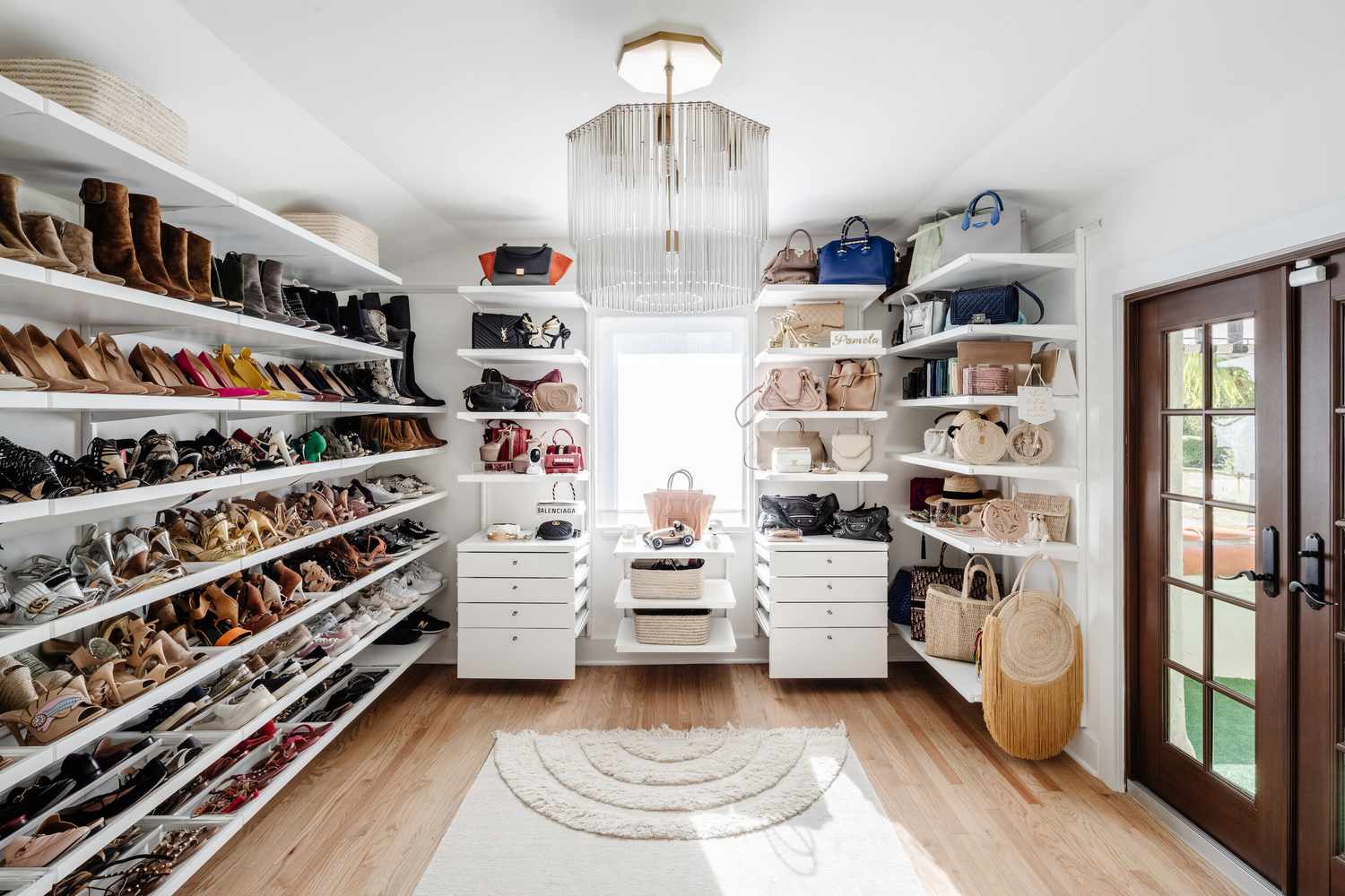 Sapatos e bolsas armazenados em um closet