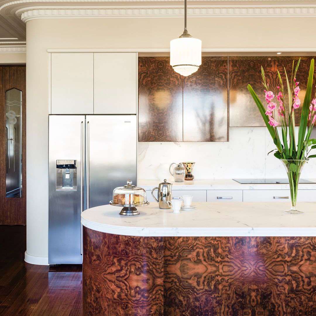 Cocina Art Decó con armarios de madera e isla