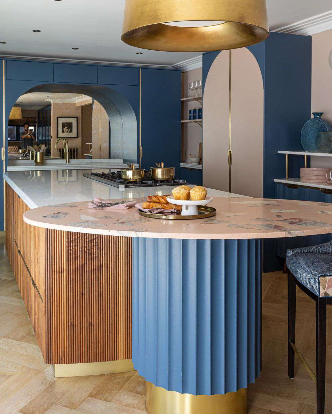 Blau-goldene Art Deco Küche