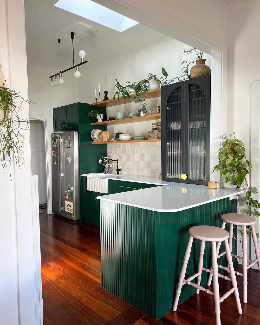 Cozinha Art Déco verde com claraboia