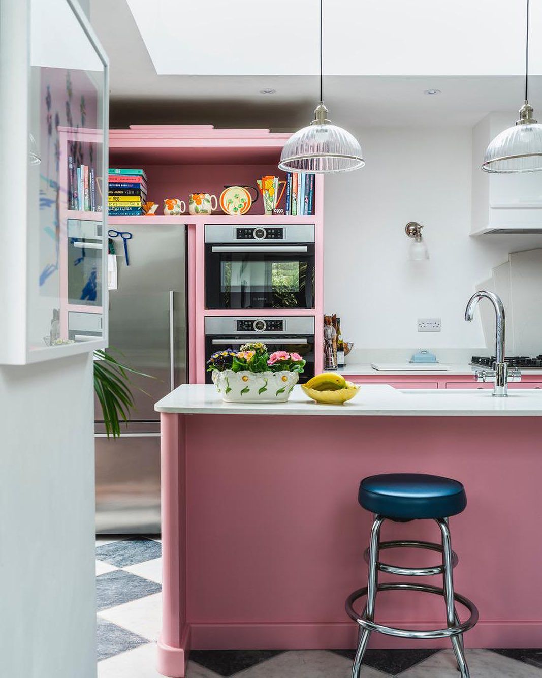 Cozinha Art Déco rosa com luzes pendentes de vidro