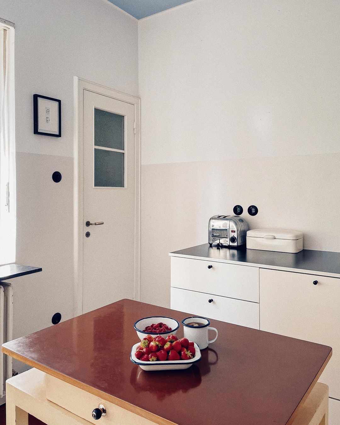Cozinha minimalista branca Art Déco dos anos 20