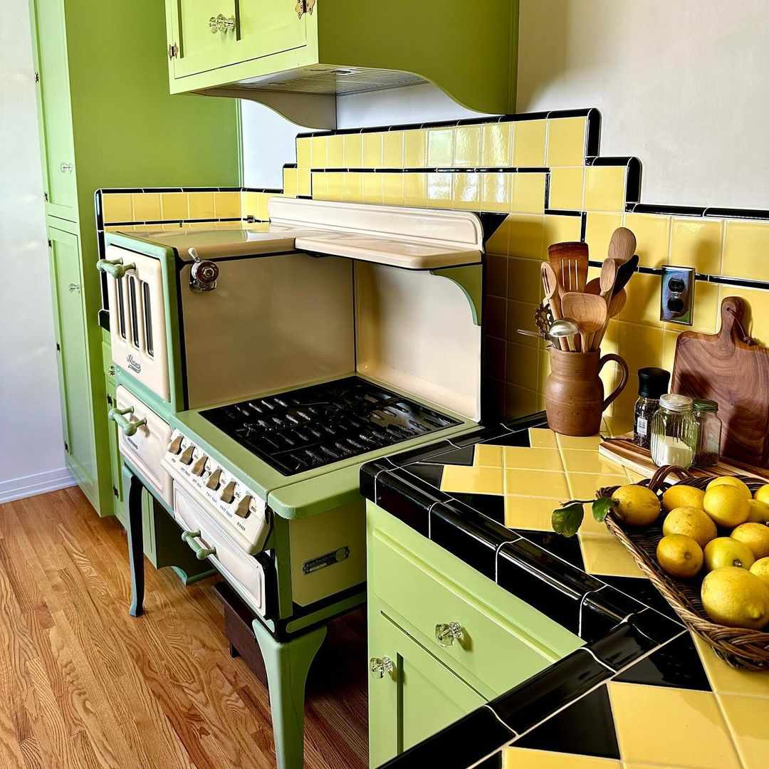 Cozinha verde e amarela com detalhes em preto