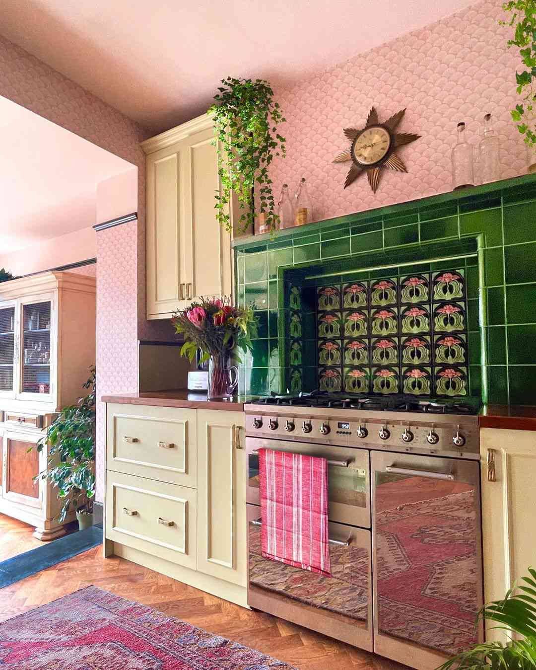 Rosa und grüne Küche mit Sonnenuhr