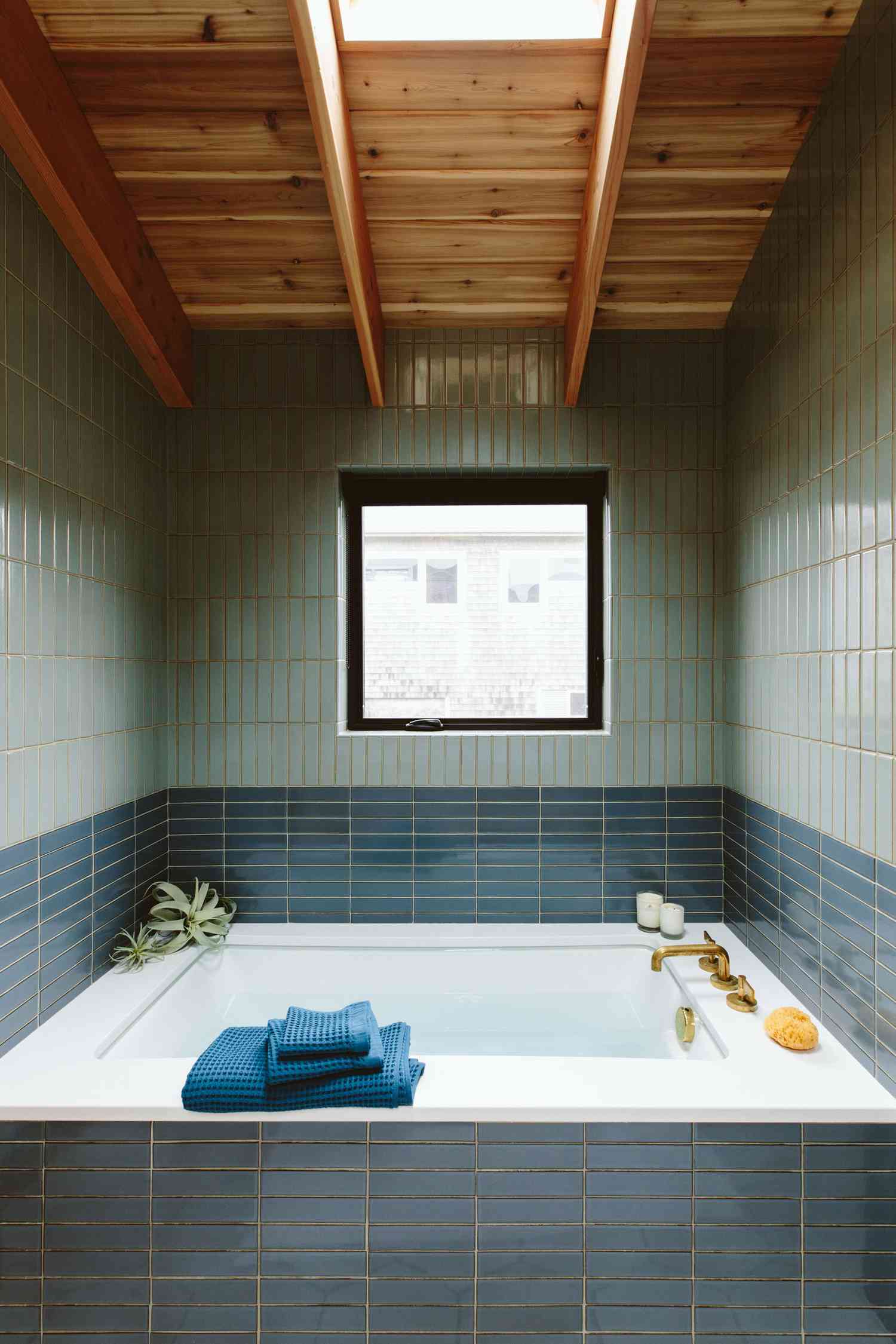 ideias de azulejos para nichos de banheira
