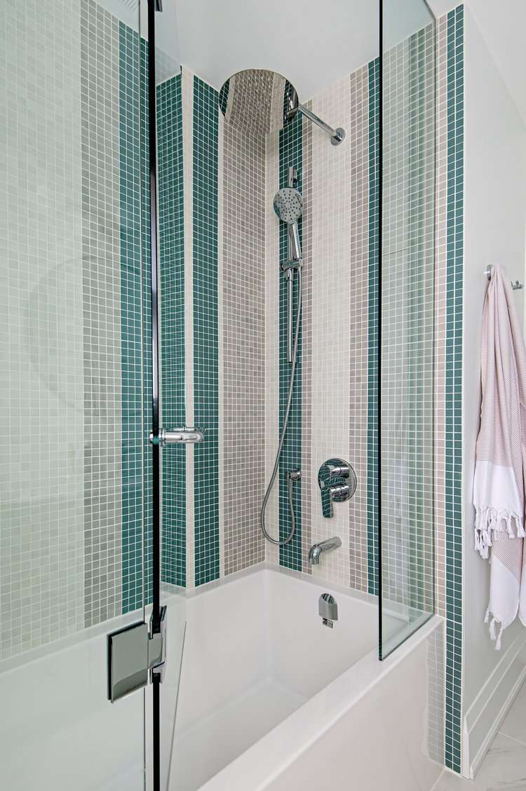 ideas para azulejos de bañera a rayas