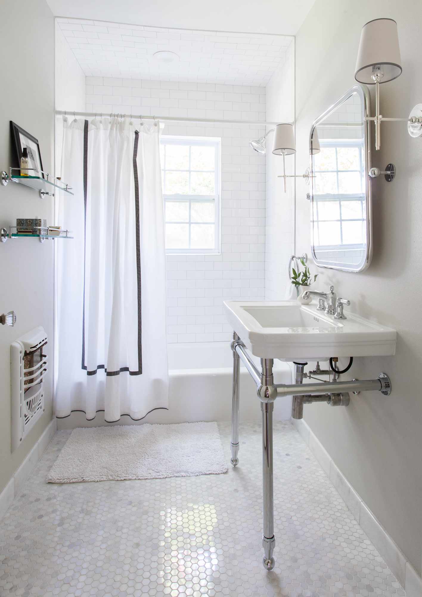 banheiro em estilo vintage cinza e branco